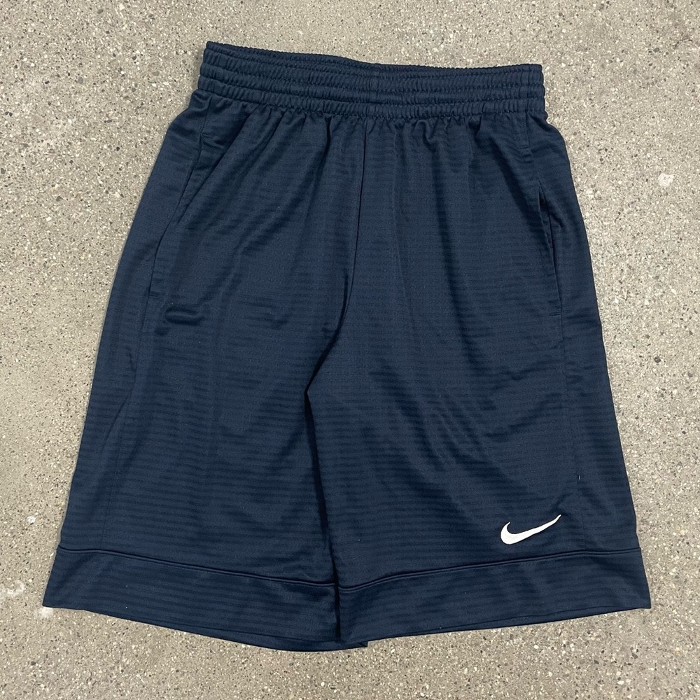 Men’s Nike dri-fit longer length 11” inseam Basketball Shorts size Small